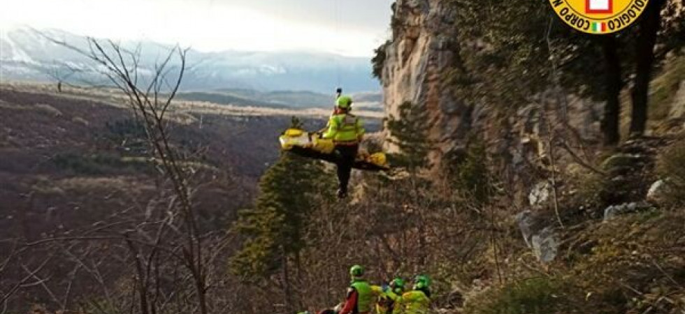 Sbaglia nel fare sicura e precipita dalla falesia sbattendo violentemente al suolo